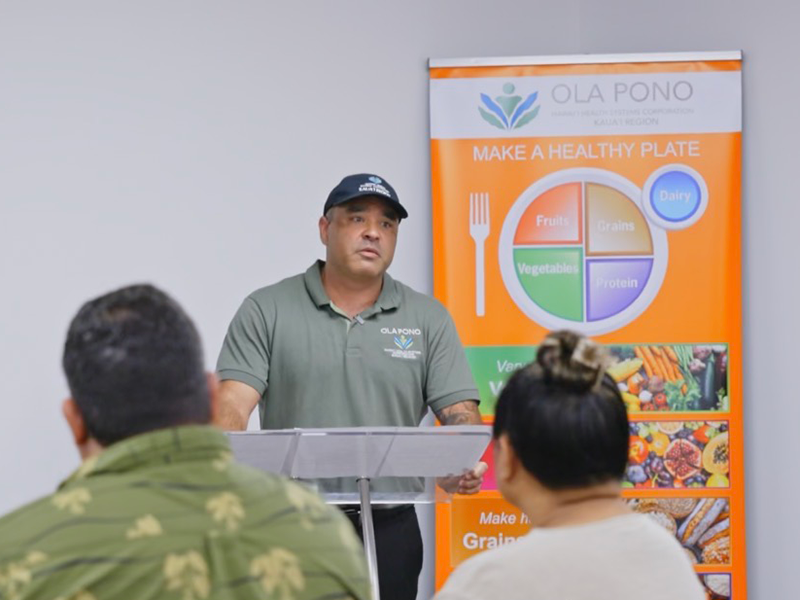 Kingsley-Simeona-teaching-at-the-Ola-Pono-Program